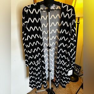 Chic Black and White Geometric Cardigan